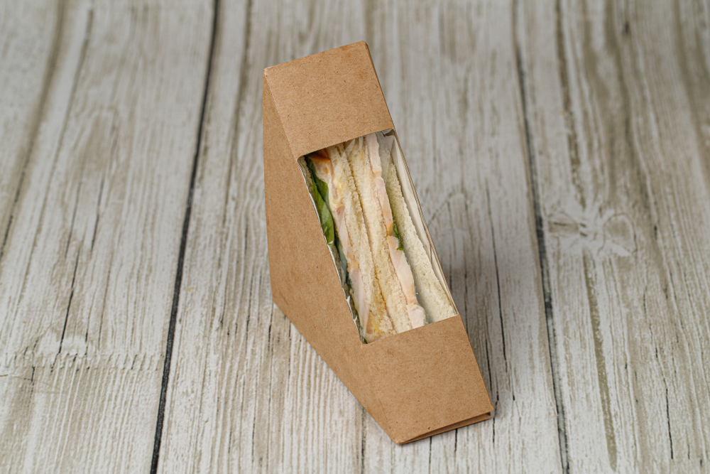 Сэндвич с копчёной куриной грудкой в боксе