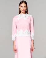 Блуза из премиальной костюмной ткани с отделкой кружевом ручной работы