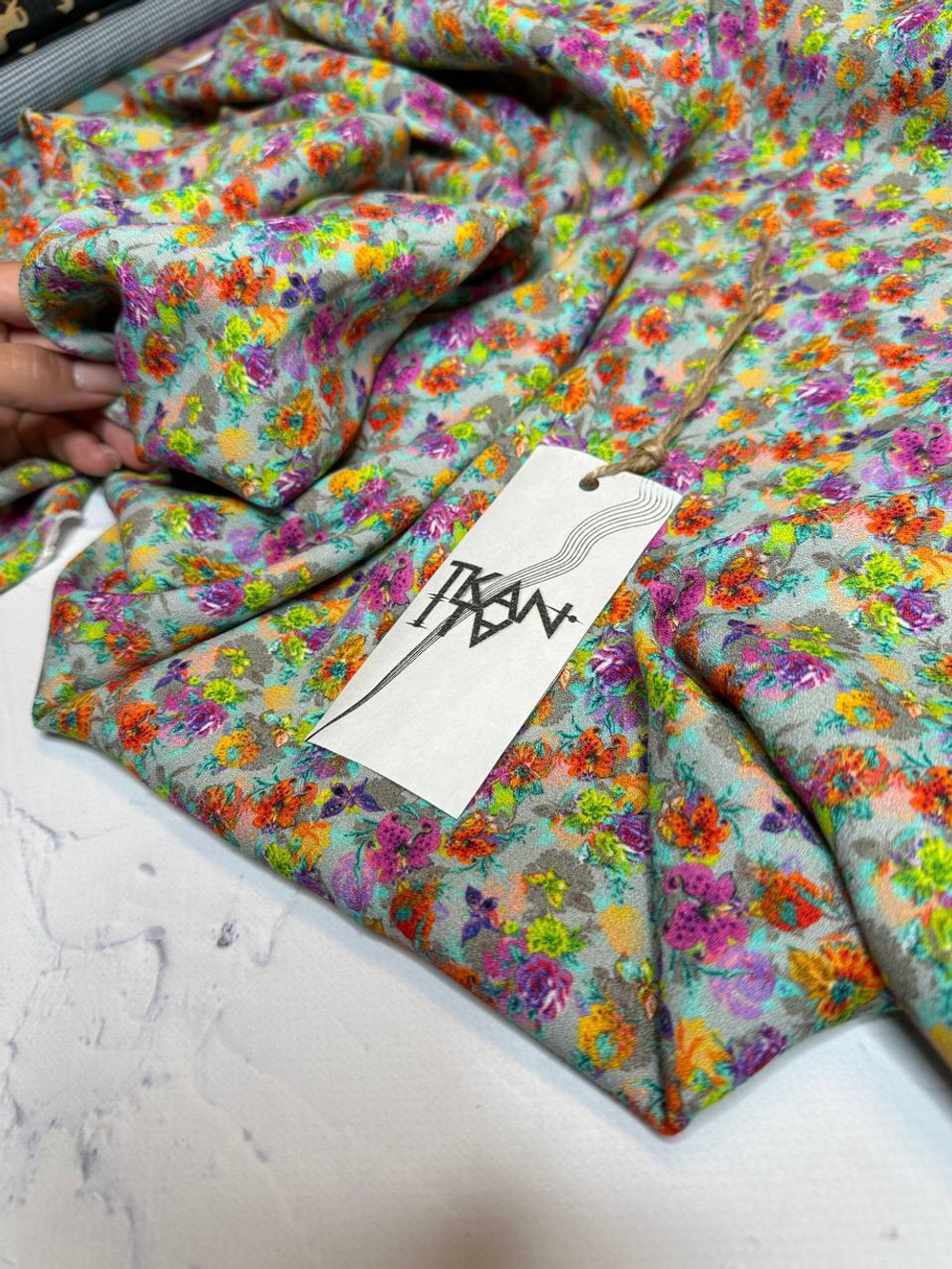 Плательно-блузочная креповая вискоза (100%вискоза, Жемчужный серый фон/цветочный калейдоскоп, 146, 140 гр/м2)