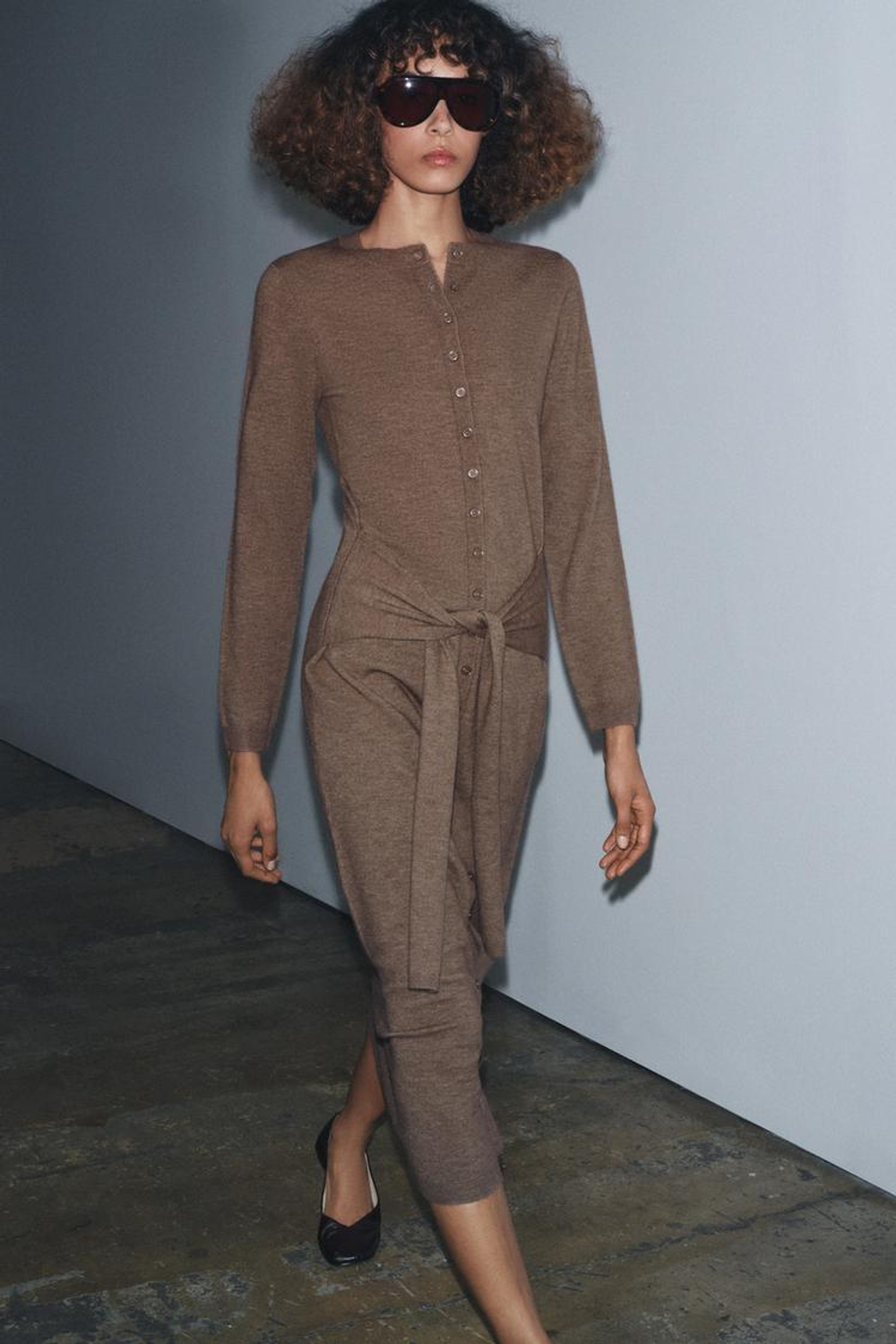 ZARA ТРИКОТАЖНОЕ ПЛАТЬЕ МИДИ С ПОЯСОМ, СЕРОВАТО-КОРИЧНЕВЫЙ