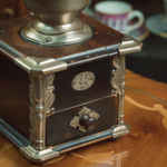 Редкая кофемолка в стиле раннего Модерна