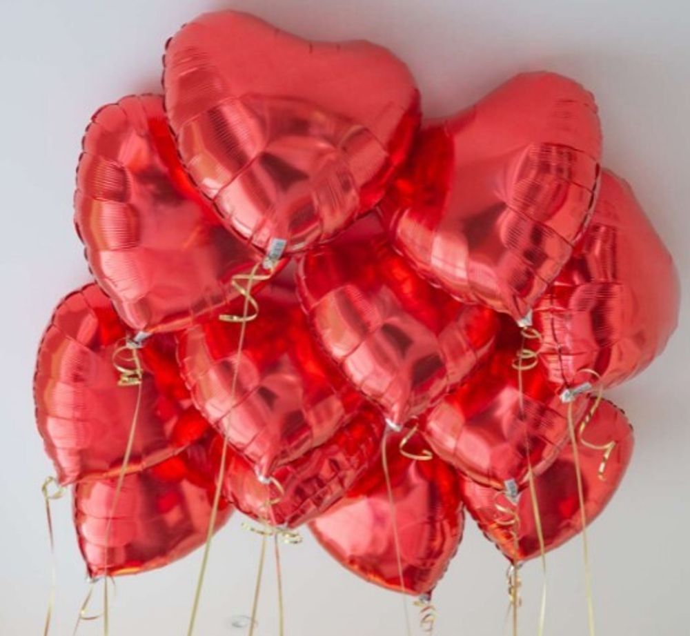 Красные фольгированные сердечки с гелием под потолок