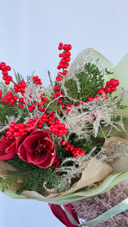 Зимний букет с амариллисом и илексом