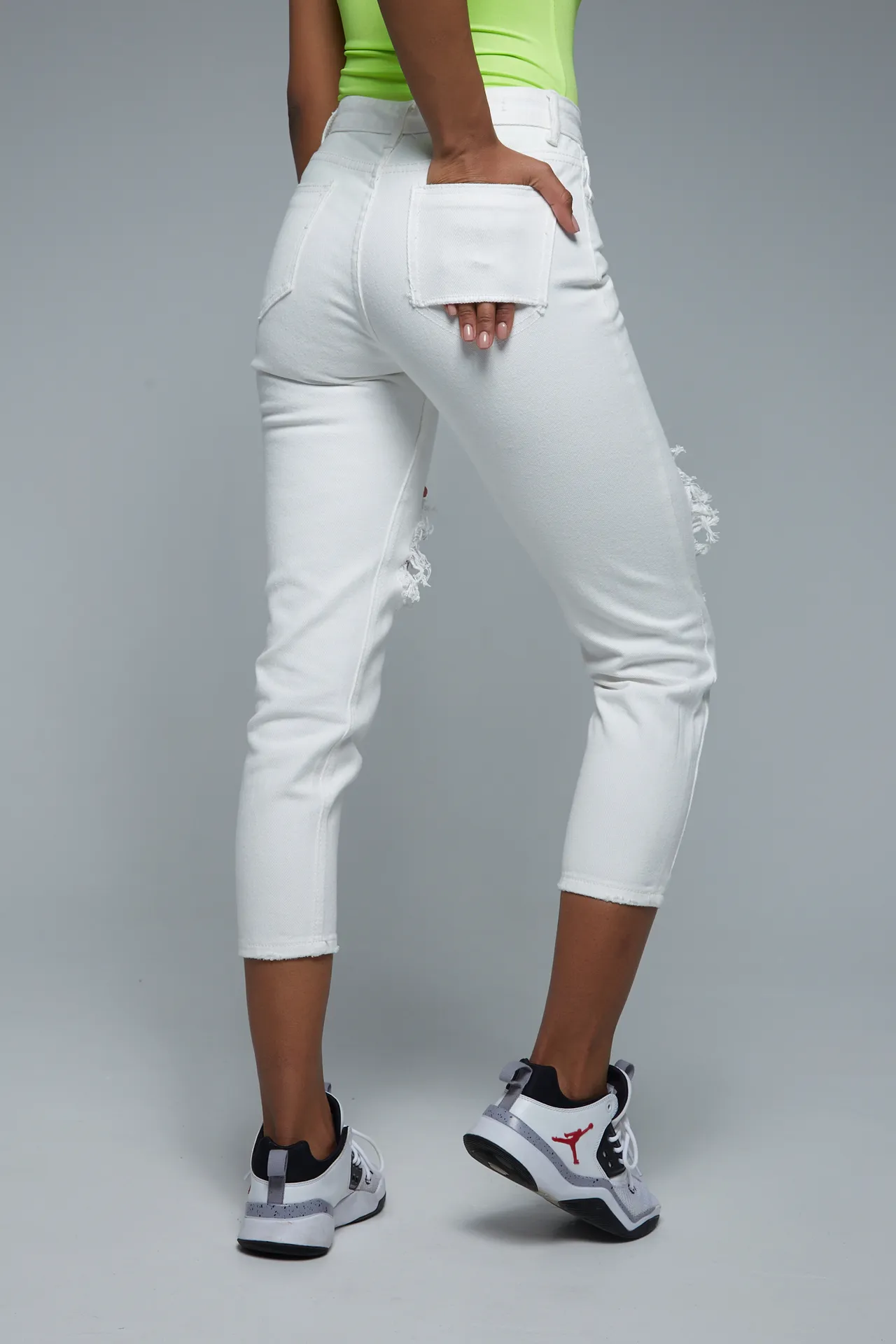 Женские белые джинсы с дырками недорого