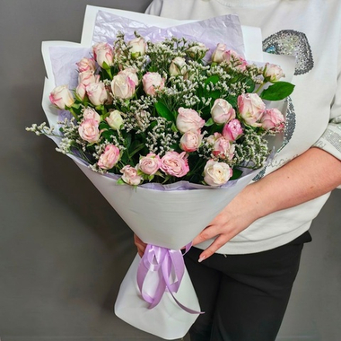 Букет из 7 кустовых роз сорта "Angel Bombastic"