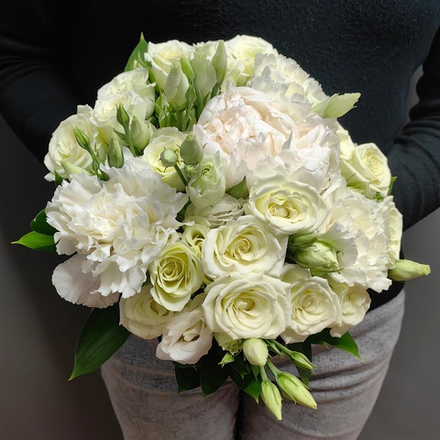 Букет невесты с пионом и бутоньеркой