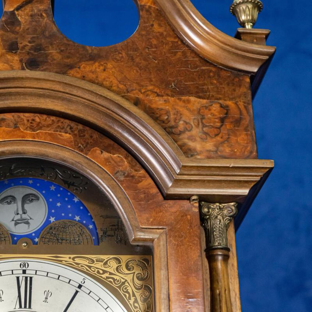 Напольные часы с четвертным боем