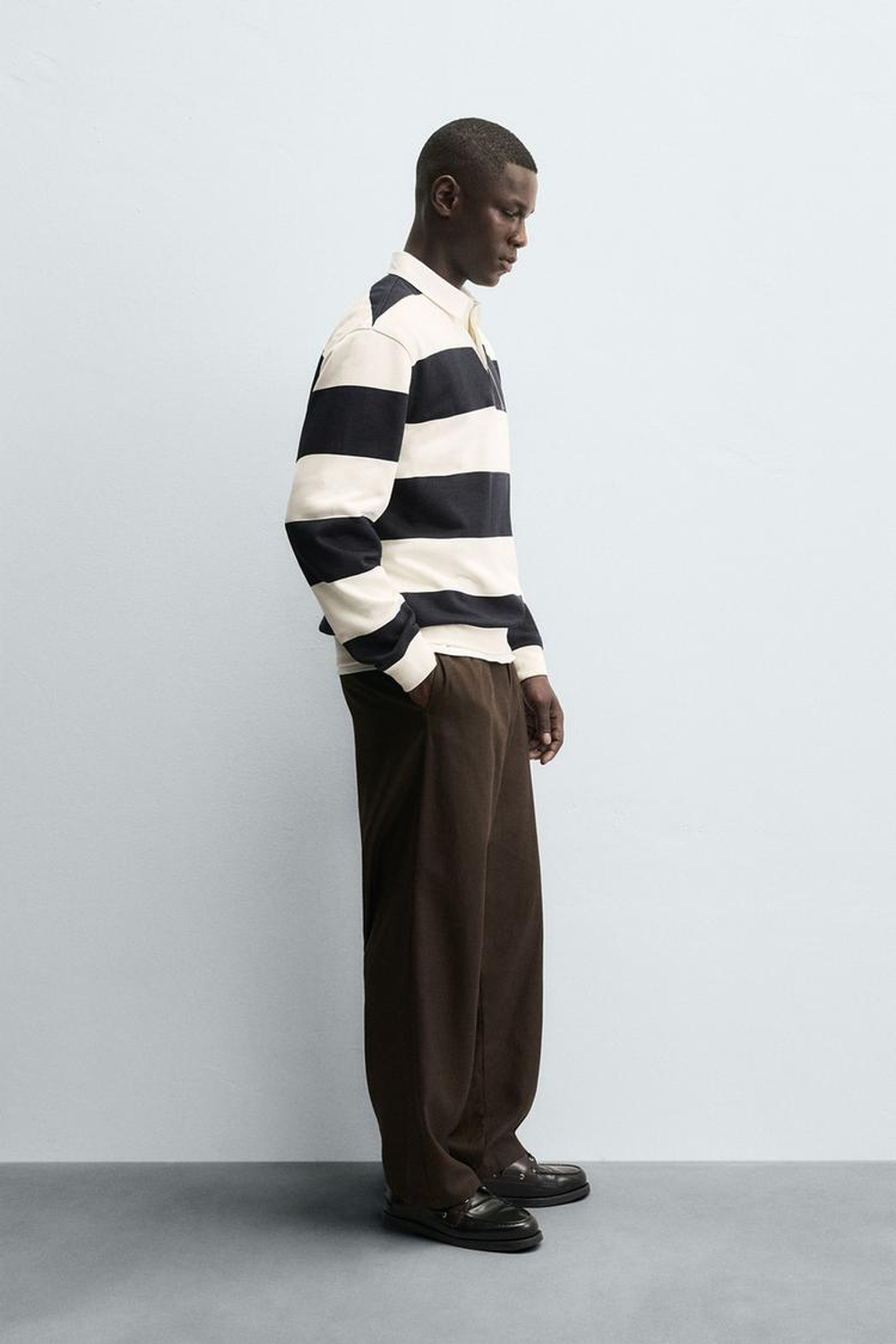 ZARA ТОЛСТОВКА-ПОЛО С КОНТРАСТНЫМ ВОРОТНИКОМ, ЭКРЮ/ТЕМНО-СИНИЙ