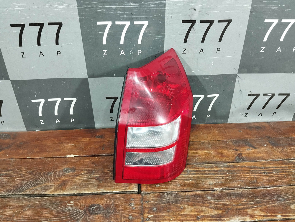 Фонарь задний правый Универсал Chrysler 300C Б/У Оригинал  4805966AH