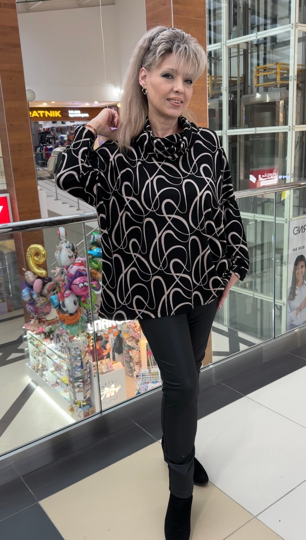 Туника черная с хомутом и бежевым абстрактным изображением