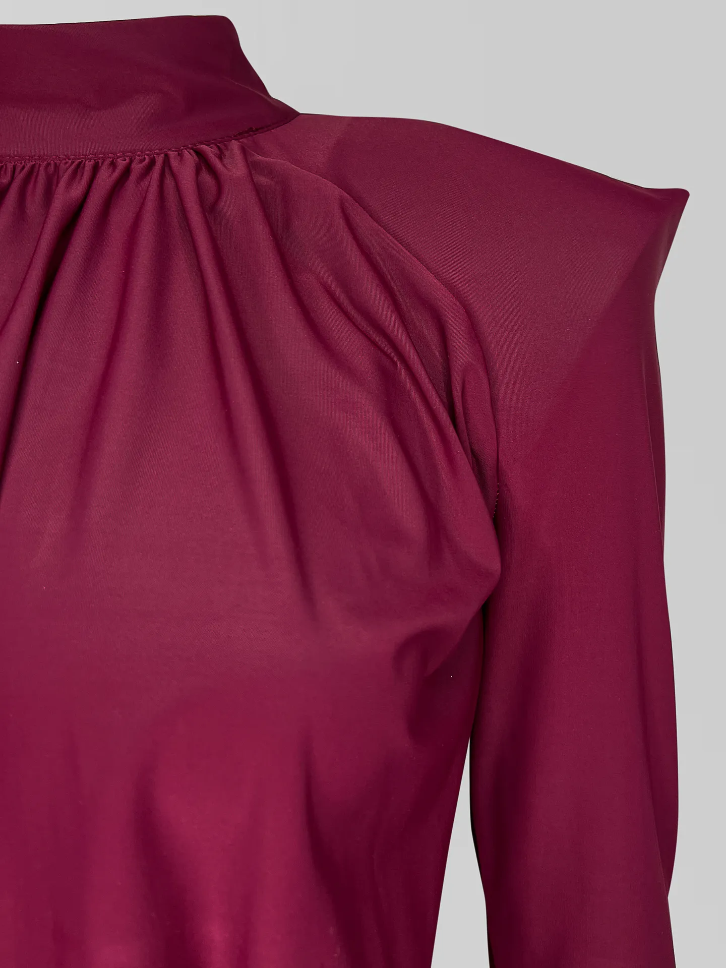 Платье Agdali Brand 1045 однотонное с драпировкой и объемными плечами