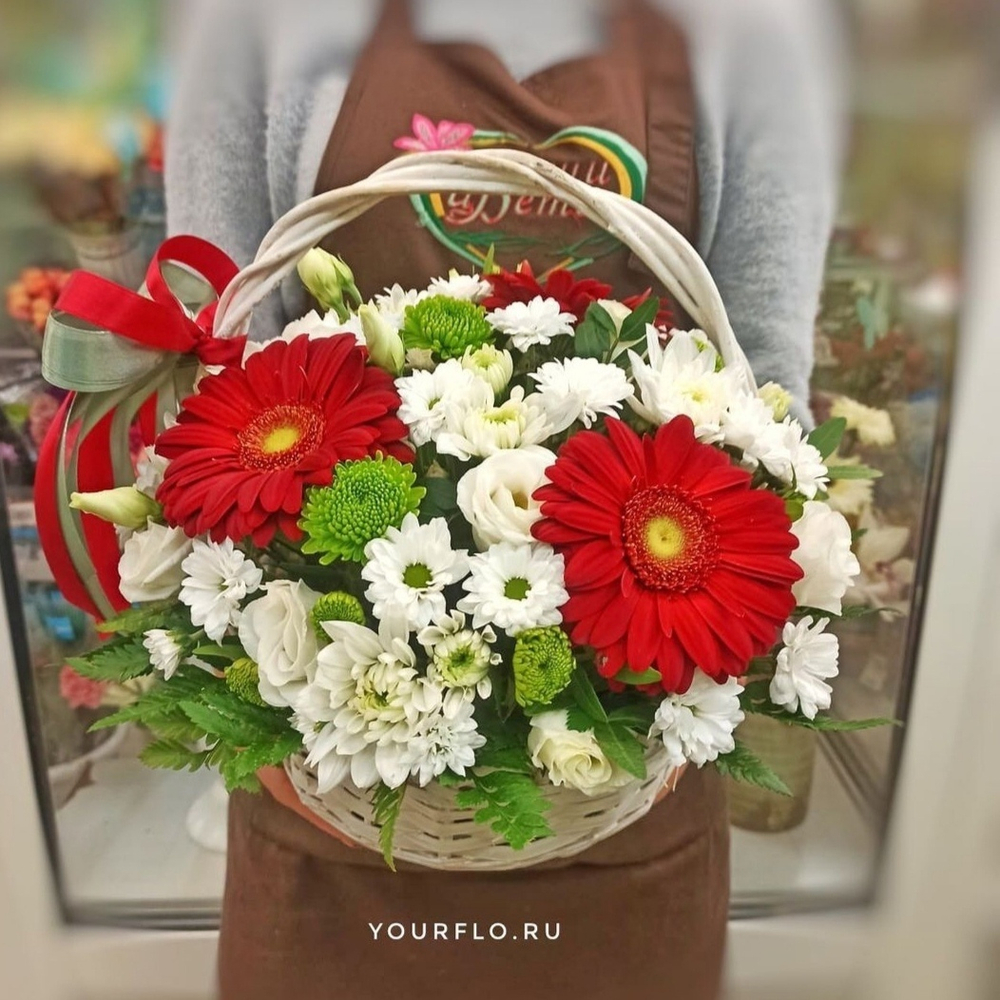 Корзина с герберами