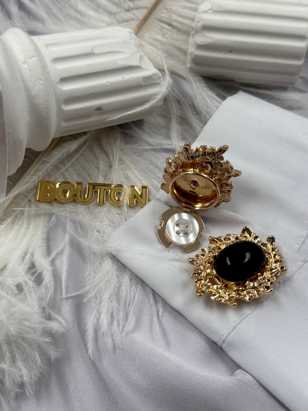 Накладка на пуговицу золотистая с ажурным (неровным) краем и черным камнем