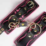 Черные кожаные наручники с розовой строчкой (Цвет: черный с розовым)