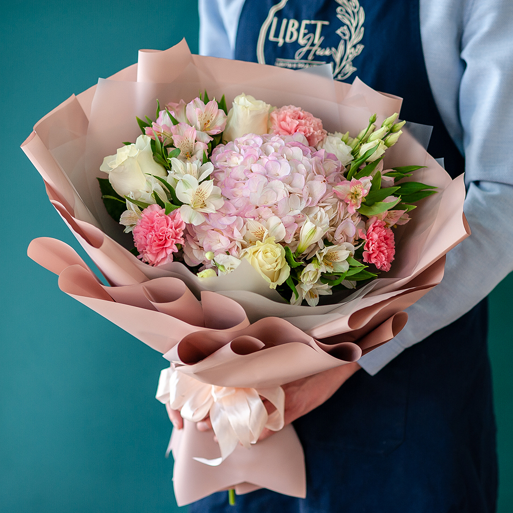 Сборный букет с розовой гортензией