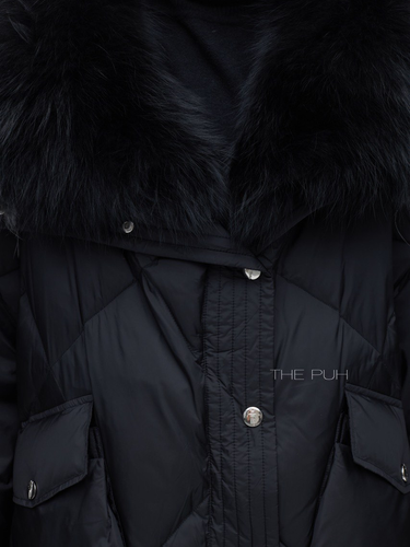 Короткий черный пуховик с меховым воротником