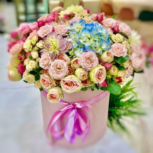 Авторская композиция с пионовидными розами Мэнсфилд Парк и Сильва Пинк в шляпной коробке. Цветы в коробке 001 Chalet Green