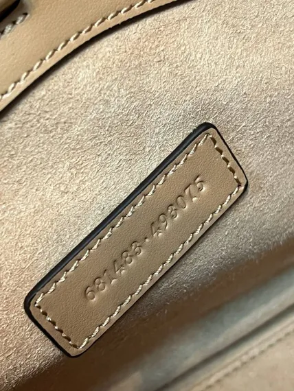 Маленькая сумка-тоут Gucci GG Marmont коричневый