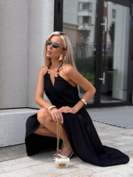 Платье в длине миди с ожерельем на горловине