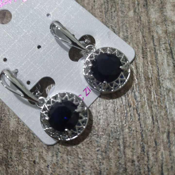 Серьги на англ.заст. Cubic Zirconia подвеска круг в объемной оправе цвет синий металл серебристый