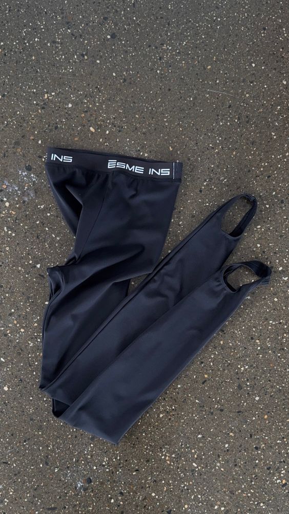 APRIL BOMBER ÉSME