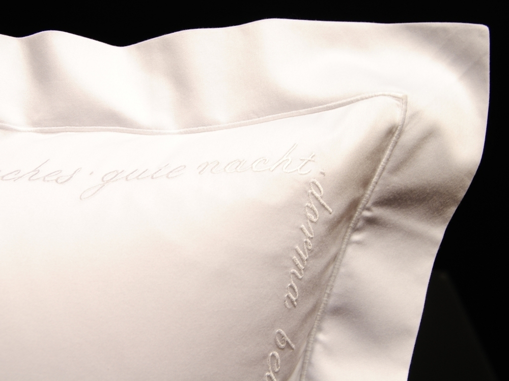 Наволочка 40х60 Christian Fischbacher Luxury Nights Sweet Dreams 557 белая Швейцария