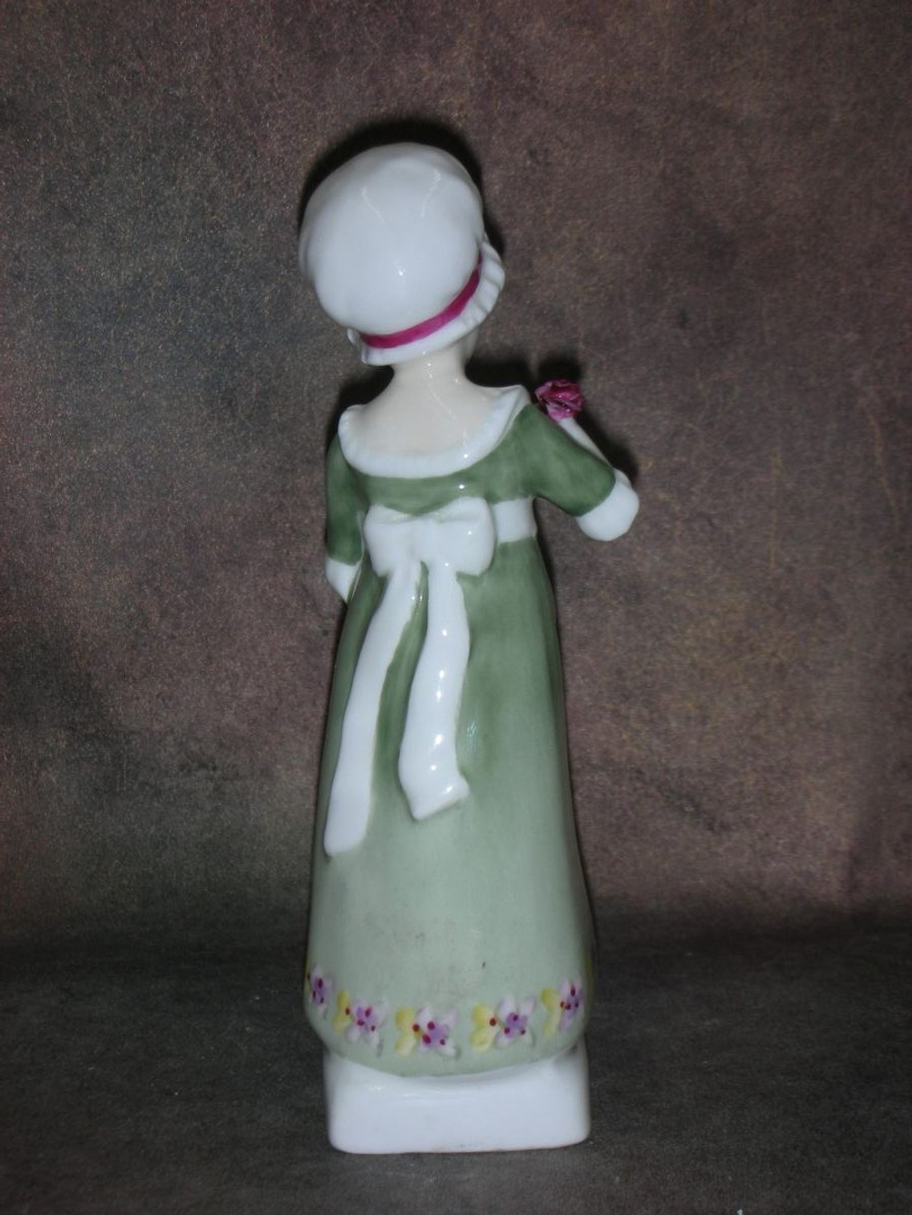 Статуэтка. Фарфор. Дама Рут. Royal Doulton. Англия