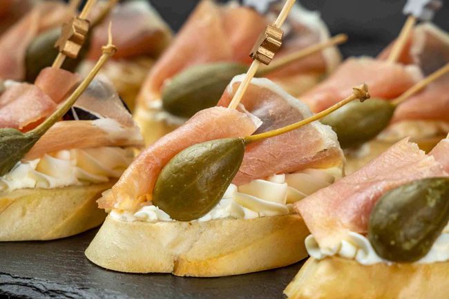 Брускетта с пармской ветчиной, 10 шт.