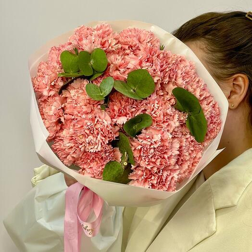 Монобукет из 25 пышных коралловых гвоздик (диантусов) с эвкалиптом. Монобукет 065 Chalet Green