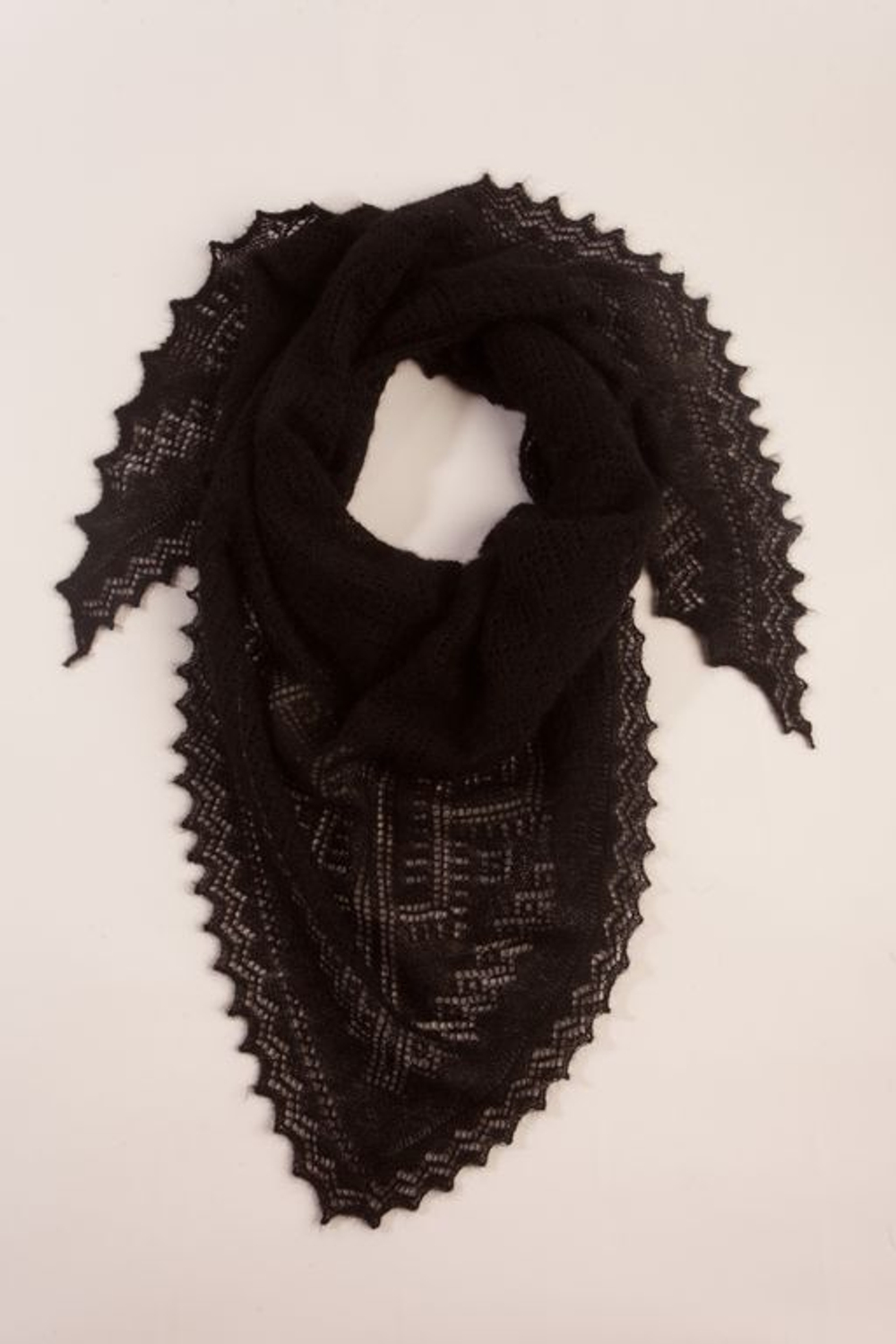 Оренбургский пуховый платок-косынка П3-130184-07 черный