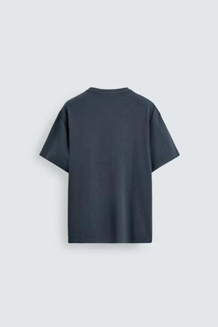 ZARA ФУТБОЛКА С МОРСКОЙ ВЫШИВКОЙ, ЛИНЯЛЫЙ СИНИЙ