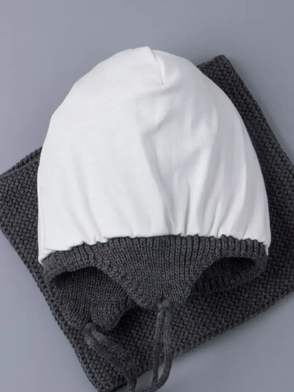 Шапка вязаная для мальчика на завязках и снуд