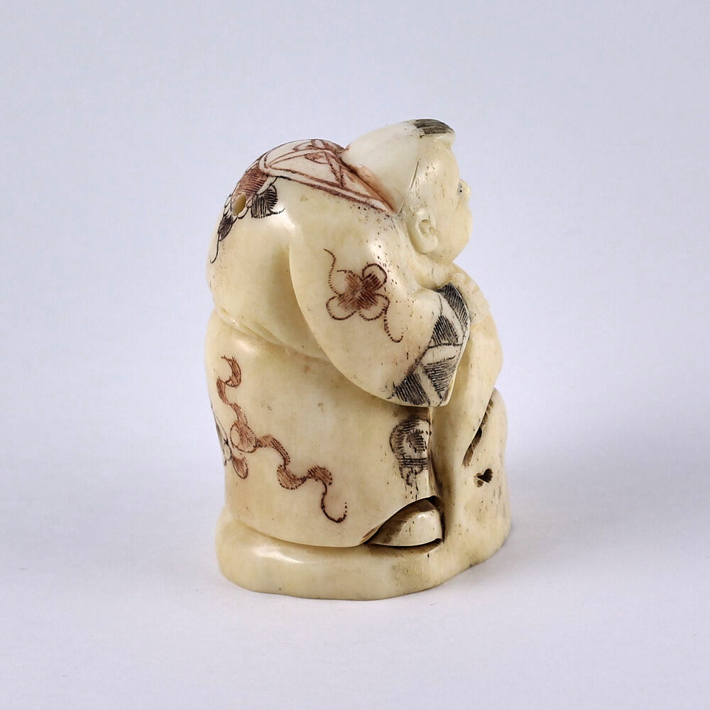 Нэцкэ Молодой монах поймал акулу