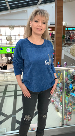 Серые зауженные джинсы со "звездами" из клепок