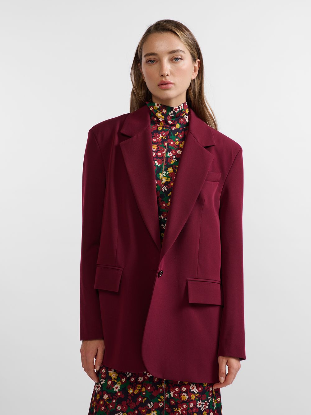 Тренды осени : почему винный пиджак должен быть в вашем гардеробе