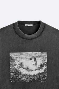 ZARA ФУТБОЛКА С ФОТОПРИНТОМ, ТЕМНЫЙ АНТРАЦИТ