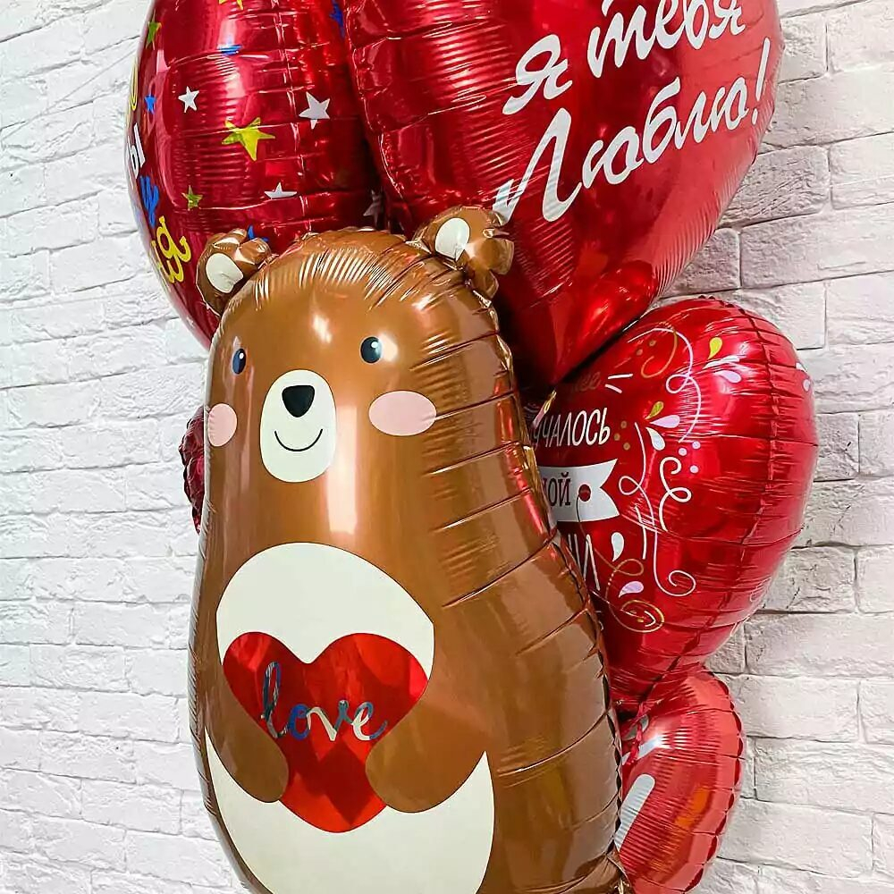 Большой красный фонтан с мишками