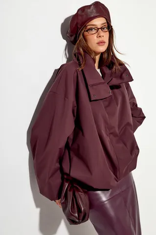 Ветровка О-силуэта с высоким воротом винного цвета