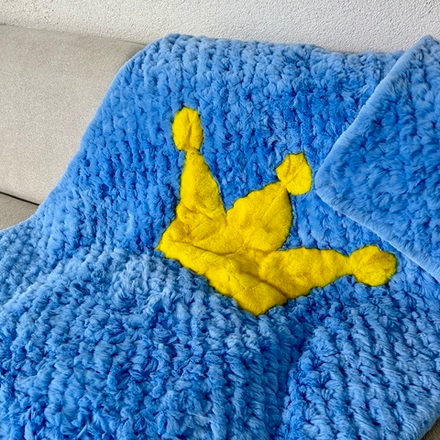 Вязаный детский плед из натурального меха рекс "Корона" 120х80 см (голубой)