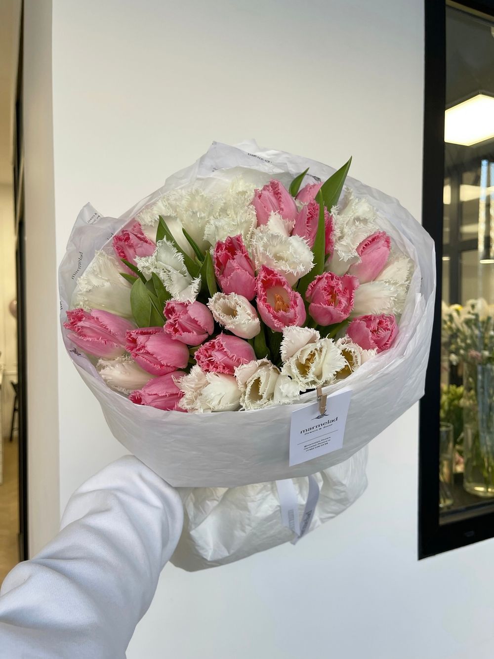 Букет микс из розовых и белых махровых тюльпанов в упаковке