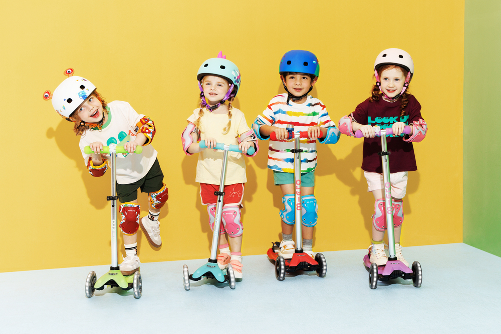 Самокат Maxi Micro Deluxe Glow (светящийся) LED красное сияние