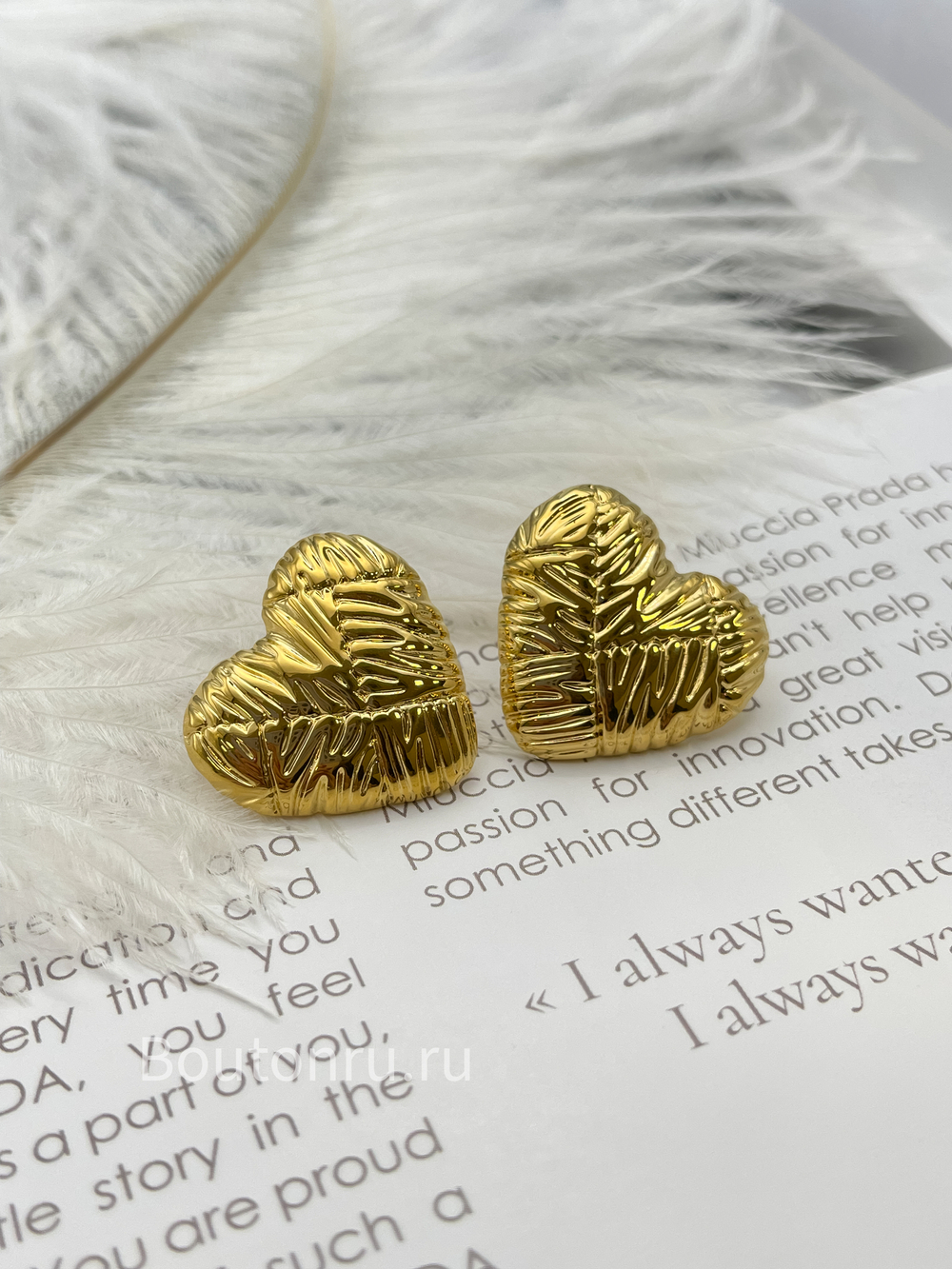 Серьги в форме сердца золотистые жатые