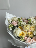 Букет из кустовых пионовидных роз, лизиантуса, одноголовых роз и маттиолы