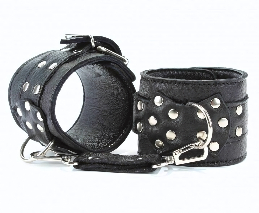 Чёрные кожаные оковы с клепками (Цвет: черный)