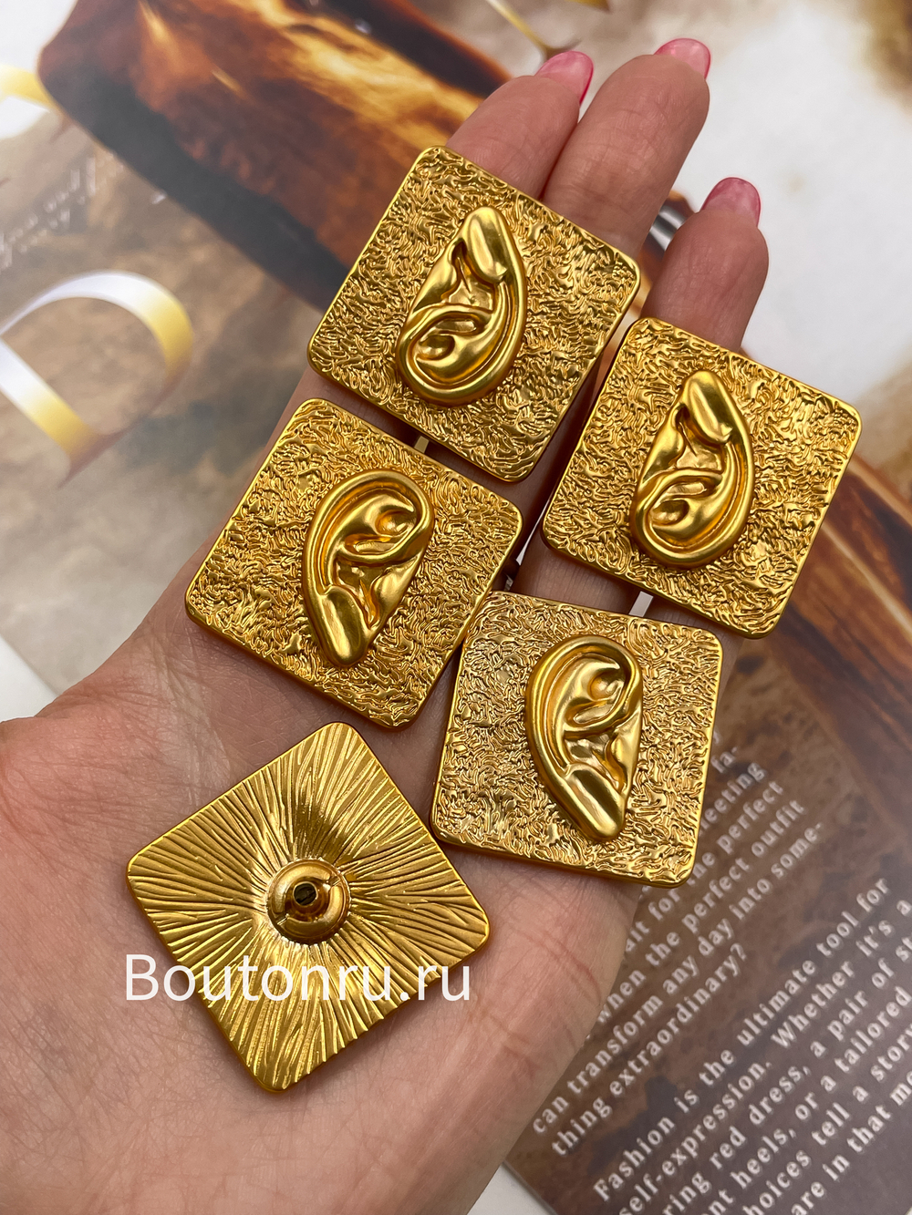 Шляпки под установочные кнопки Скиапар. золотистые квадратные с ухом