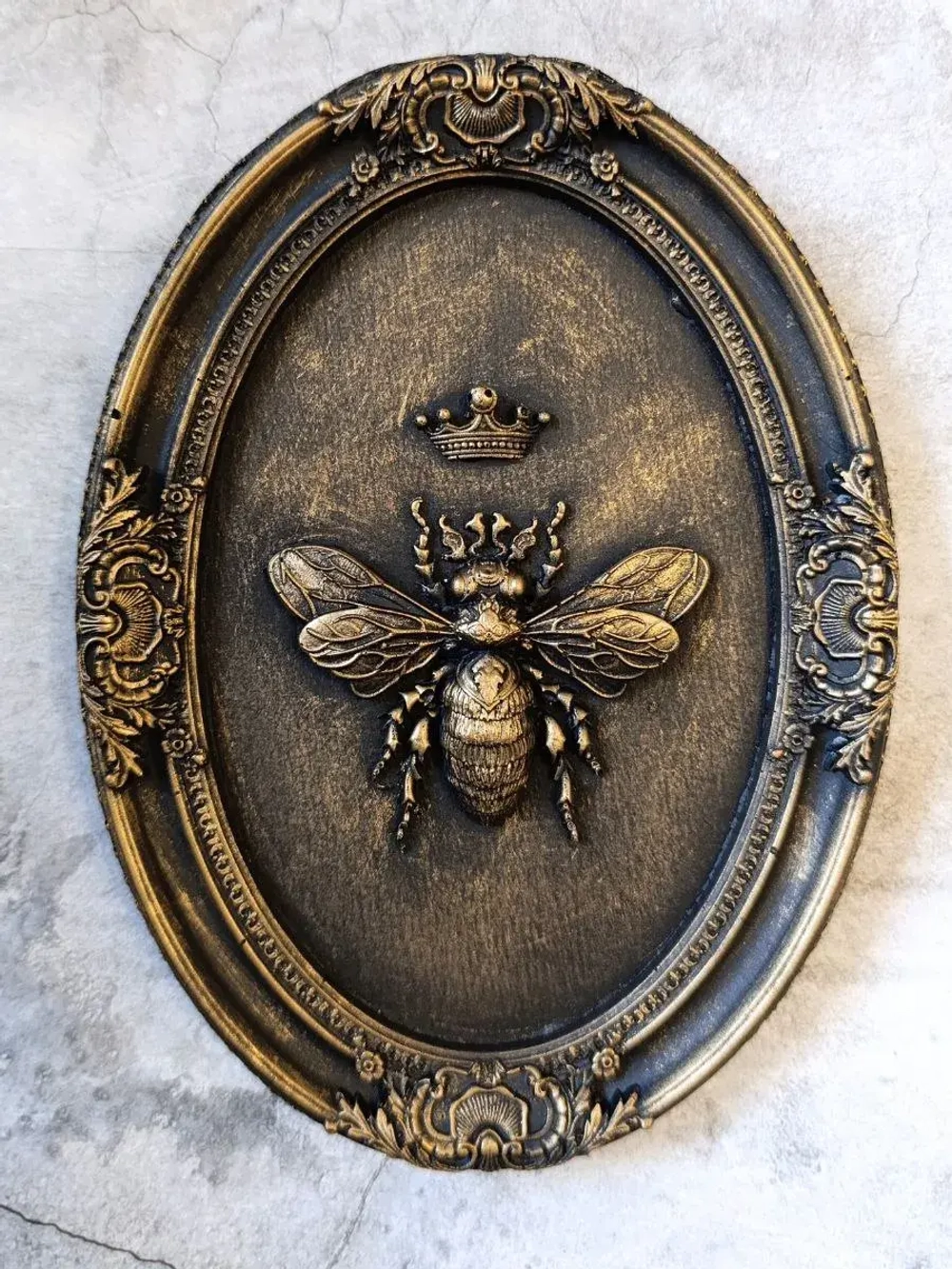 Барельеф на стену из гипса Пчела