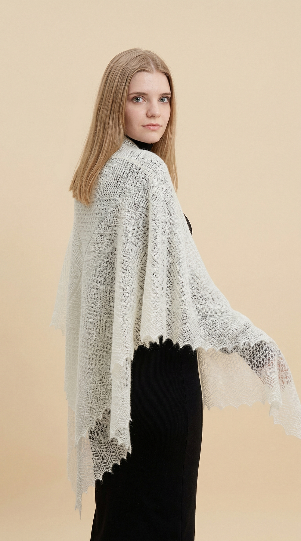 Оренбургский пуховый платок с шелком АШ140-02 экрю