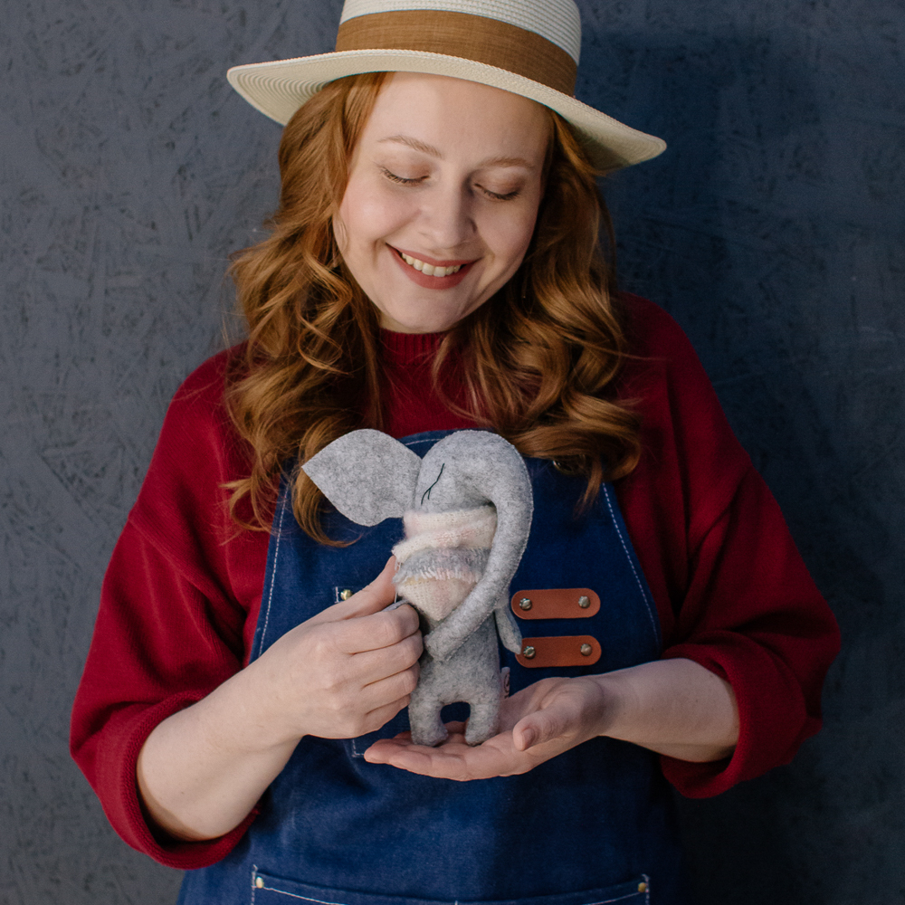 Игрушка ручной работы Слоник светлый