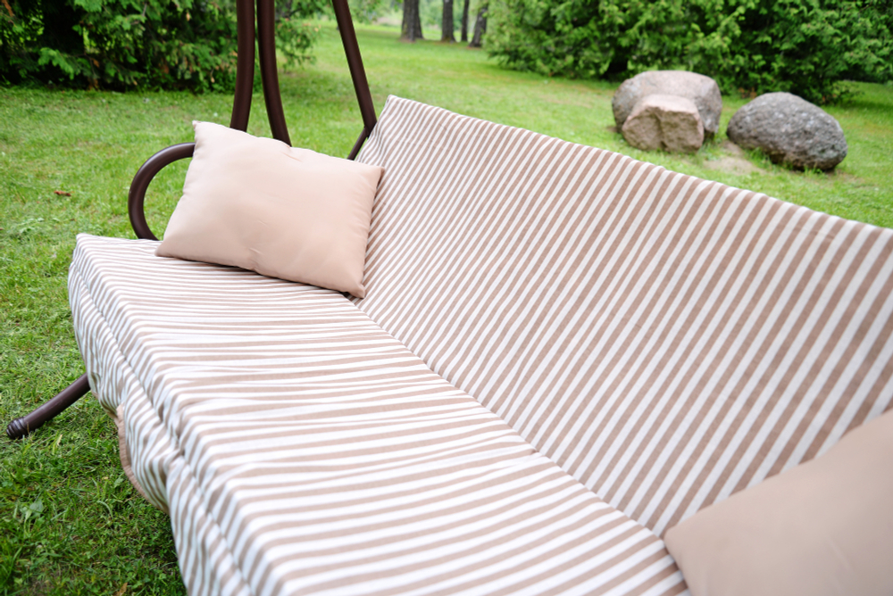 Качели садовые OLSA 2-х местные Мартинелла(каркас коричневый, м/э разноцветный рис.полоска)1 уп.