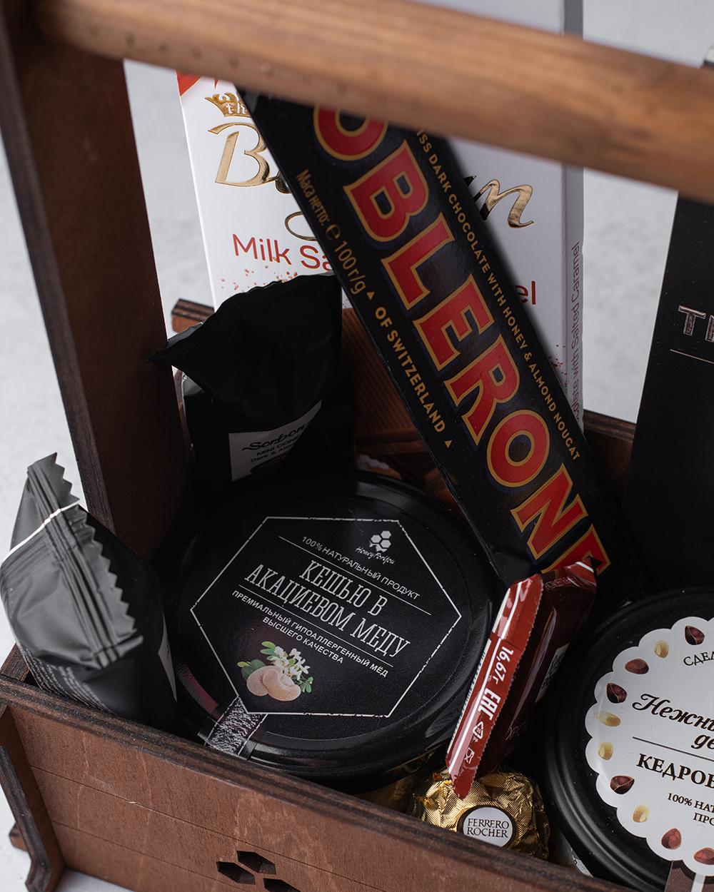 Подарочный набор с медом, чаем и шоколадом в деревянном ящике